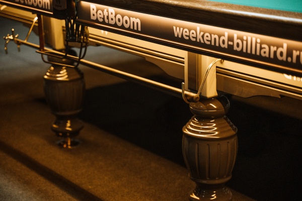 Стол / пирамида "Русский Гранд" (12 футов, 8 ног, 45мм камень) эмаль комбинированный, борта дуб, лузы премиум